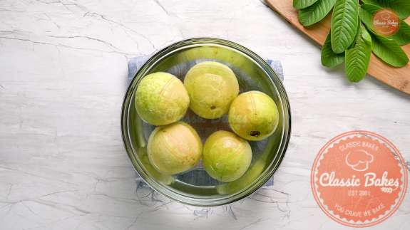 Overview of a bowl of whole guava 