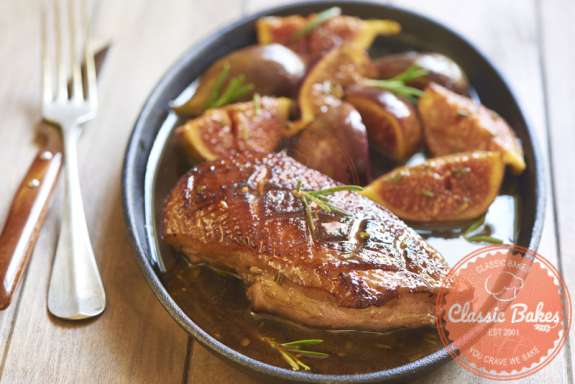Overview of seared duck breast with figs in a bowl 