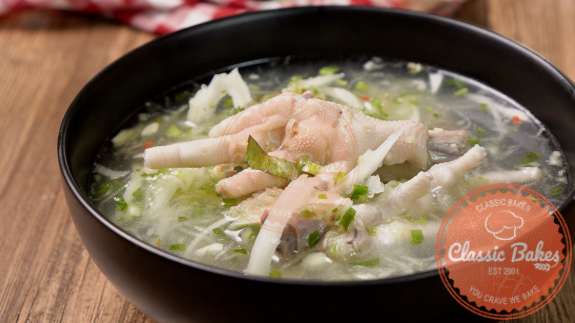 Sideview of a bowl of chicken foot souse 