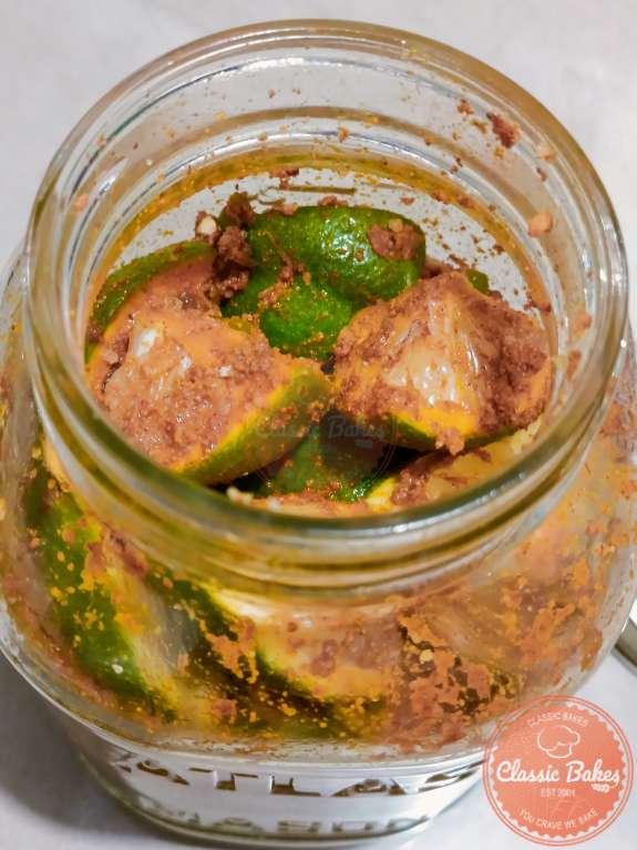 Arrange pickled line in a jar
