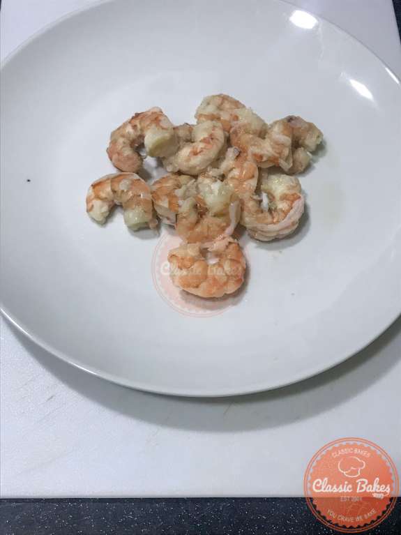 Overview of cooked shrimp cooling on a plate