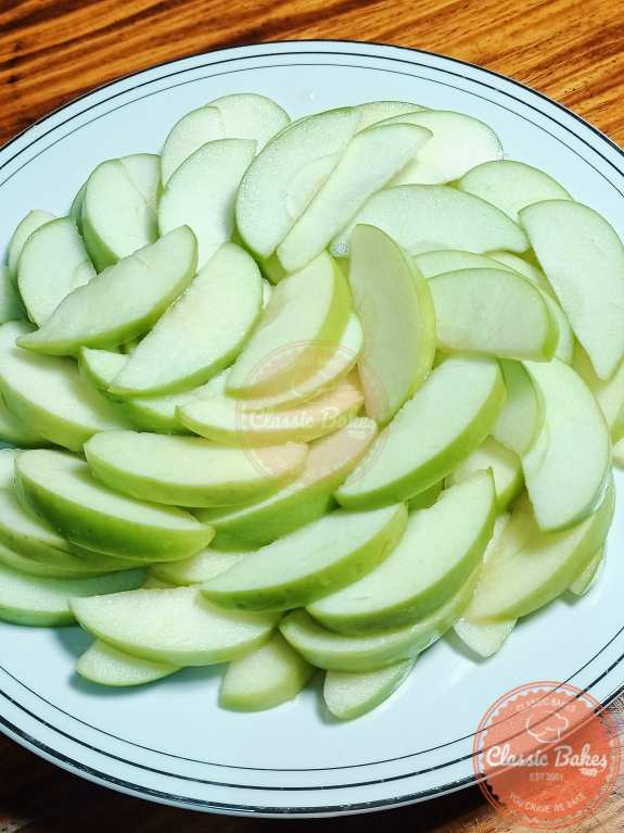 Arrange apples in a serving tray