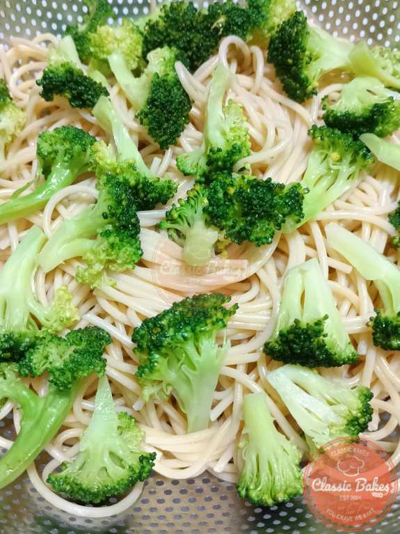 Cook spaghetti noodles and broccoli