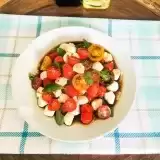 Overview of a caprese salad with balsamic dressing